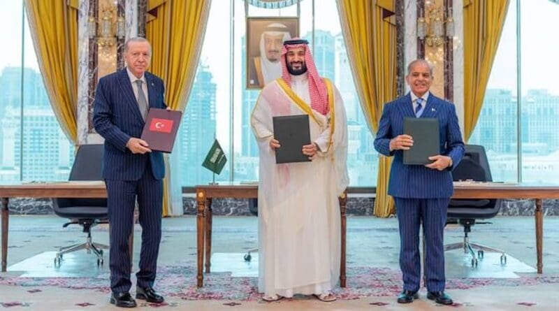 السعودية وتركيا وباكستان توقّع اتفاقية مكة للدفاع المشترك السعودية وتركيا وباكستان توقّع اتفاقية مكة للدفاع المشترك